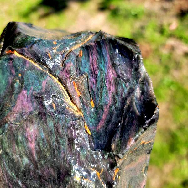 File:Velvet-obsidian-peacock-pink-iridescent-mmlln3oni5q.jpg